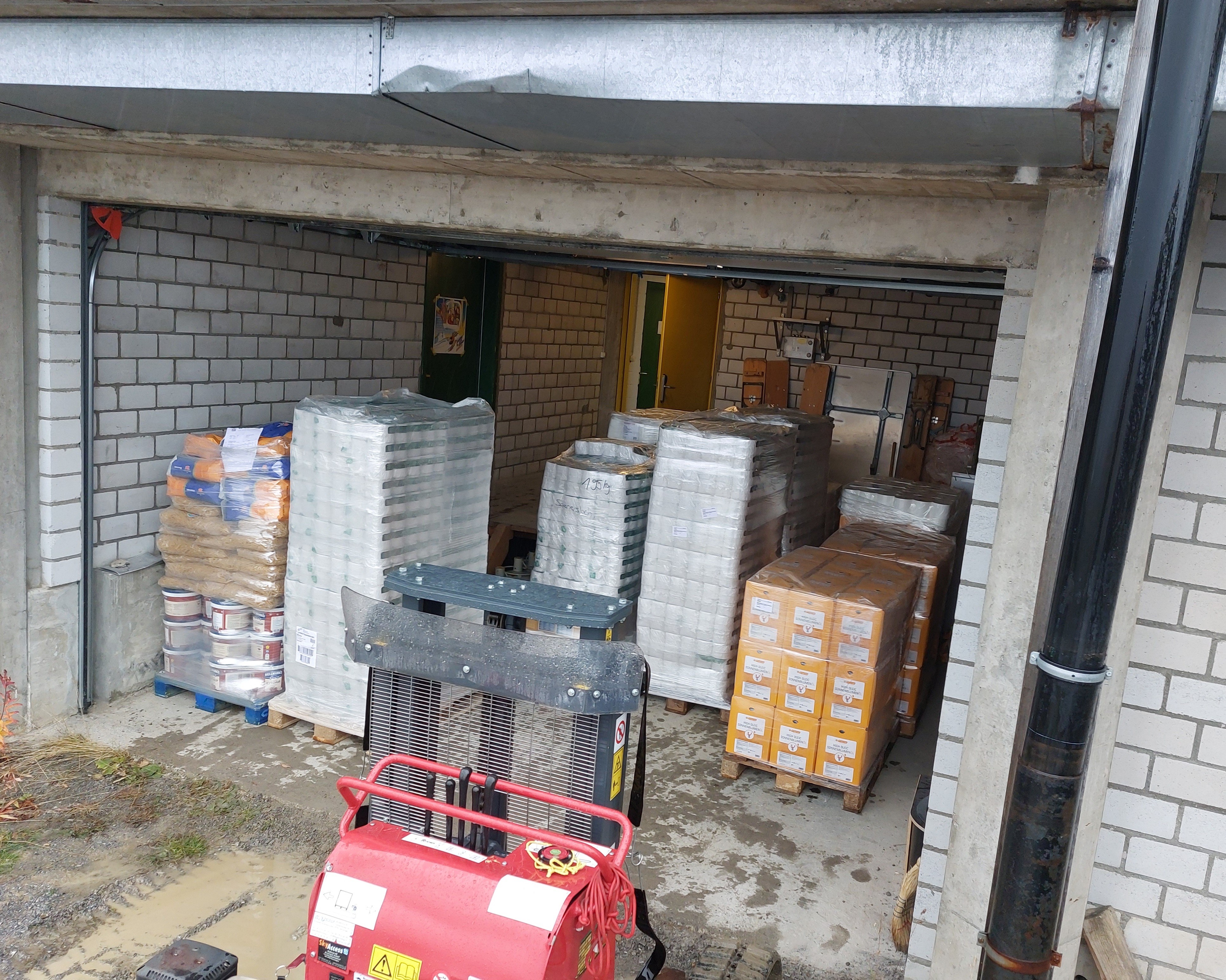 Garage gefüllt mit Ware von H&R